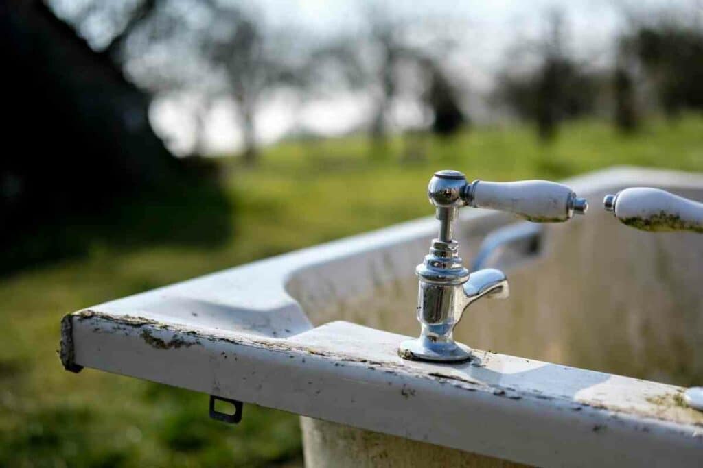 Cleaning tips for outdoor bathtub