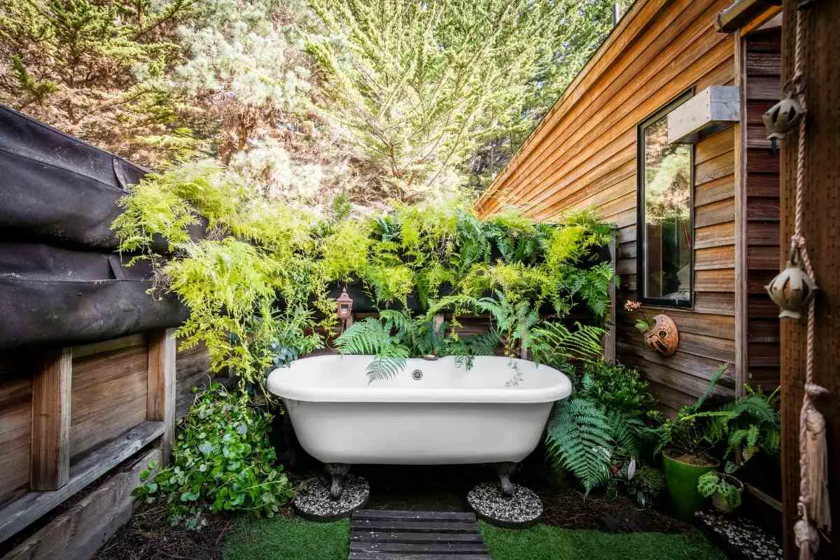 11 Amazing Outdoor Bathtub Ideas