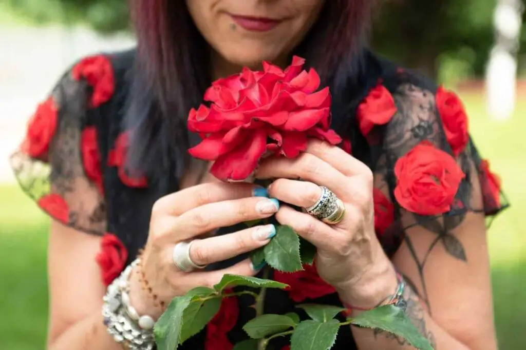 Woman holds Red roses
