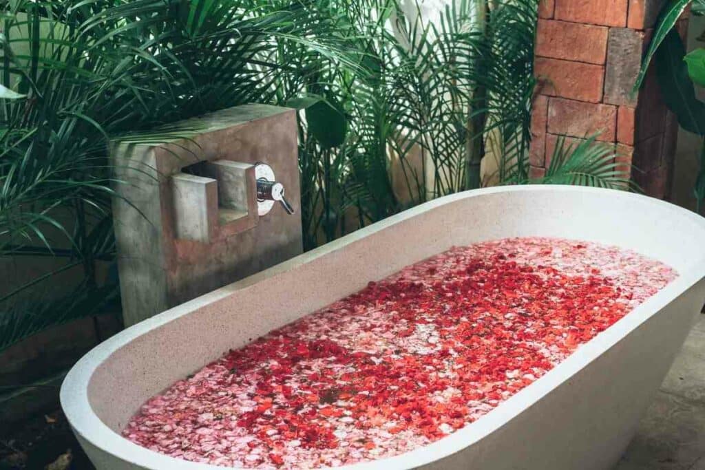 Romantic double outdoor bathtubs with flowers