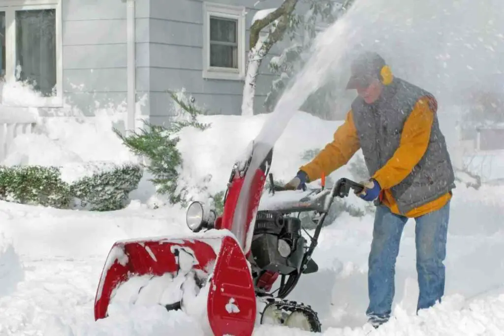 Fuel-run snow blowers foe elderly gardeners