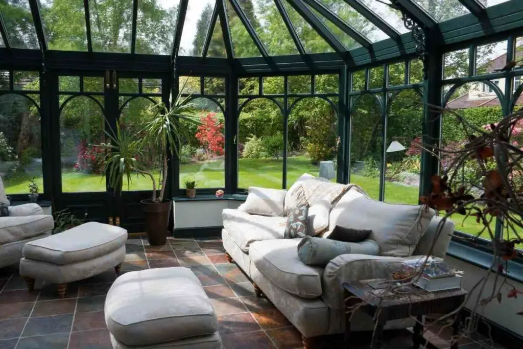 What Is the Difference Between a Solarium and a Sunroom?