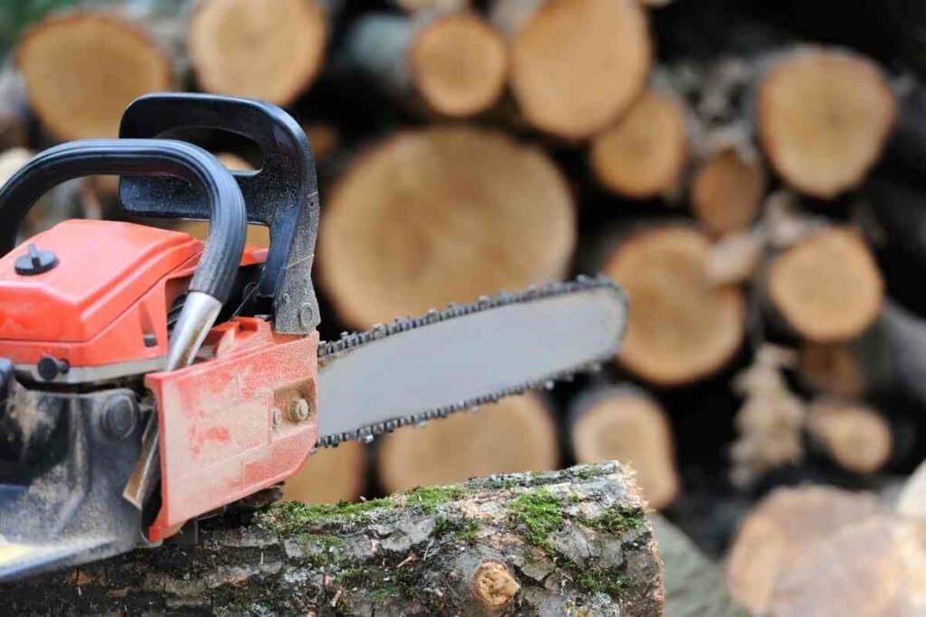 Chainsaw storage without the oil leaking solution