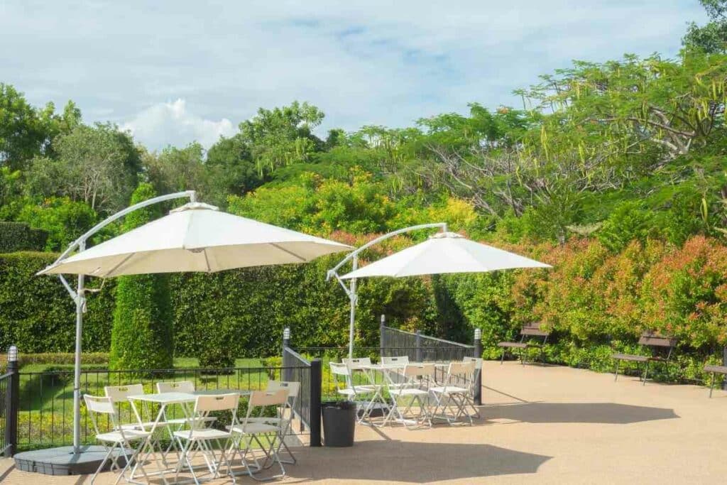 Cantilever garden parasols guide