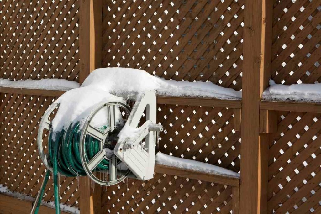 Prevent garden hose from freezing at winter